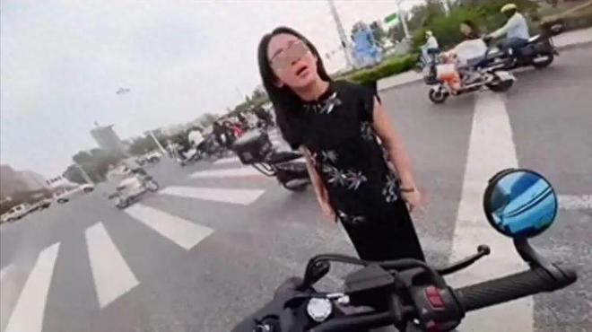 司机气到流产公布完整行车记录仪河北女司机与骑手冲突后续：女(图2)